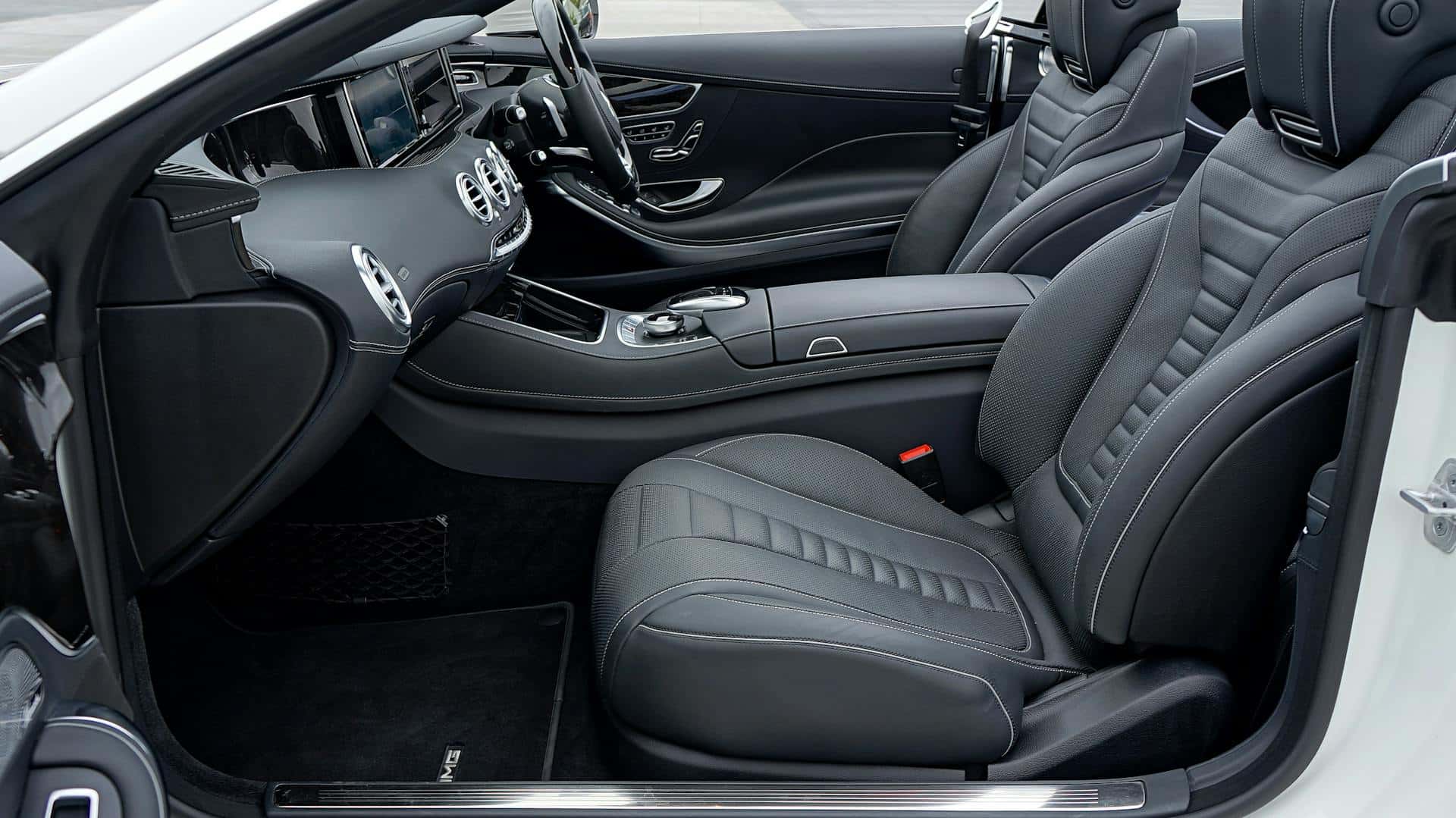 Gepflegtes Leder-Interieur einer Business-Limousine
