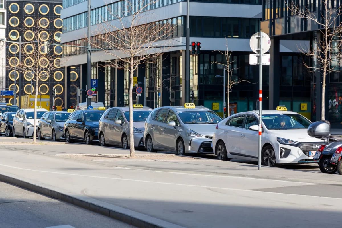 Eine Reihe wartender Taxis auf einer Straße nahe dem Flughafen Wien